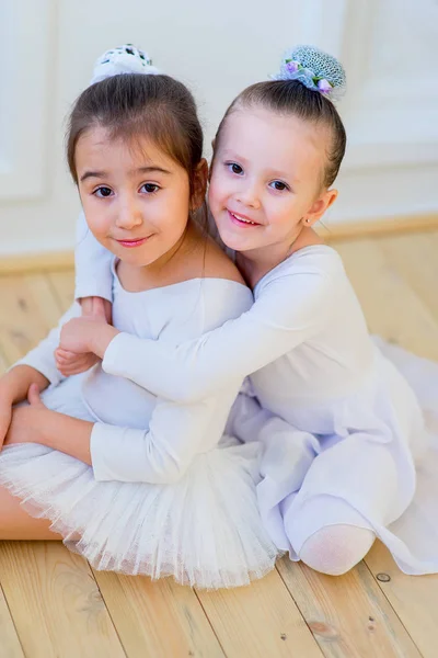 Dos jóvenes bailarines de ballet abrazan —  Fotos de Stock