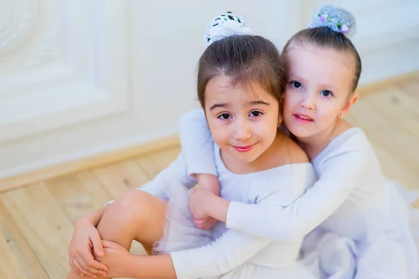 Dos jóvenes bailarines de ballet abrazan —  Fotos de Stock