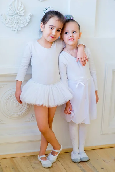 Dos jóvenes bailarines de ballet abrazan —  Fotos de Stock