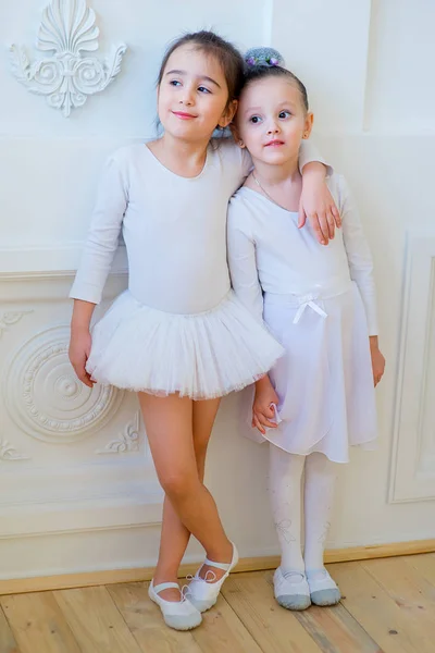 Dos jóvenes bailarines de ballet abrazan —  Fotos de Stock