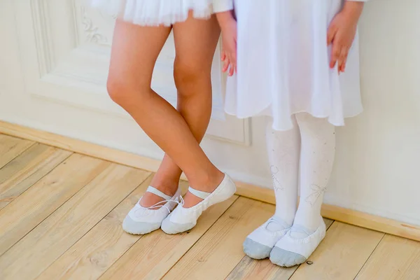 Dos jóvenes bailarines de ballet aprendiendo la lección — Foto de Stock