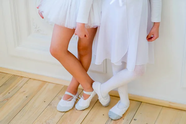 Dos jóvenes bailarines de ballet aprendiendo la lección — Foto de Stock