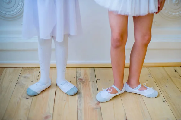 Dos jóvenes bailarines de ballet aprendiendo la lección — Foto de Stock