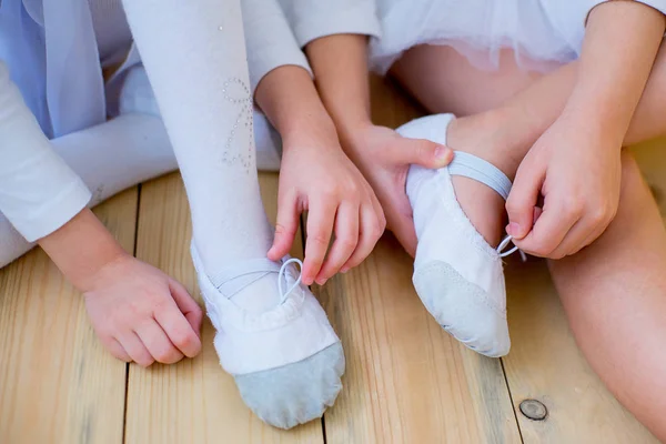 Dos jóvenes bailarines de ballet preparándose para la lección — Foto de Stock