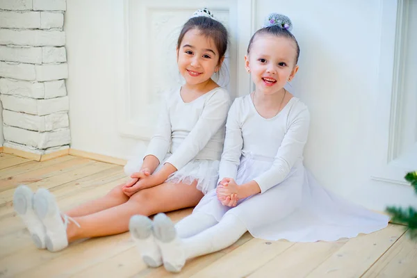 Dos jóvenes bailarines de ballet sentados cerca del árbol de Navidad —  Fotos de Stock