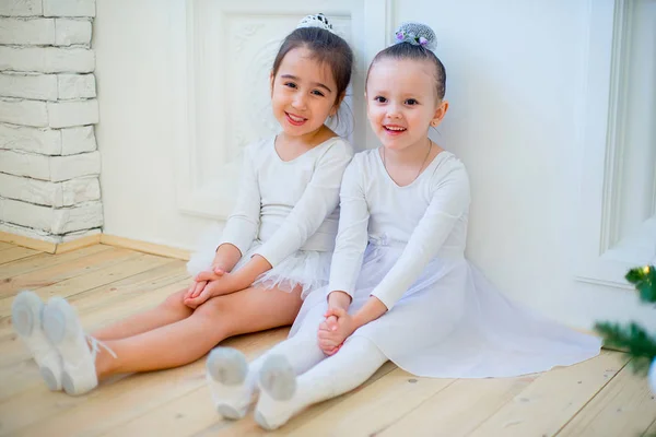 Dos jóvenes bailarines de ballet sentados cerca del árbol de Navidad —  Fotos de Stock