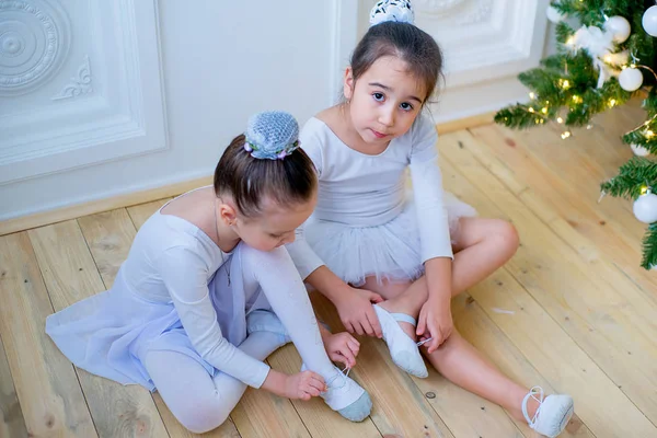 Zwei junge Balletttänzerinnen bereiten sich auf Unterricht vor — Stockfoto