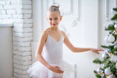 Genç bale dansçıları yakınındaki Christm ders öğrenme