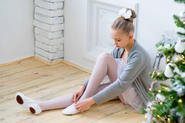 Noel ağacının yanında oturan genç balet