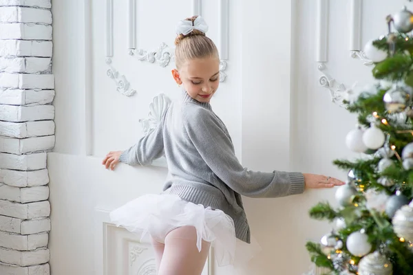 Junge Balletttänzer lernen kurz vor Weihnachten — Stockfoto