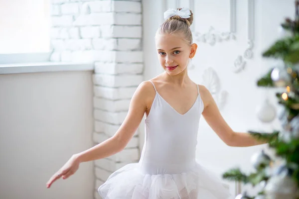 Young ballet dancers learning the lesson near Christm — Stock Photo, Image