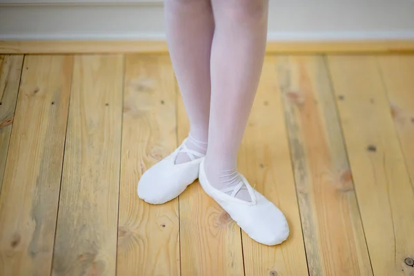 Joven bailarina de ballet aprendiendo la lección —  Fotos de Stock