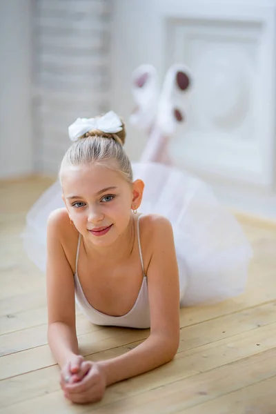 Joven bailarina de ballet tirada en el suelo —  Fotos de Stock