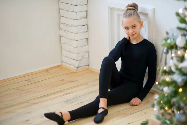 Junge Balletttänzerin sitzt an der Wand — Stockfoto