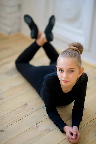 Junge Balletttänzerin liegt an der Wand — Stockfoto
