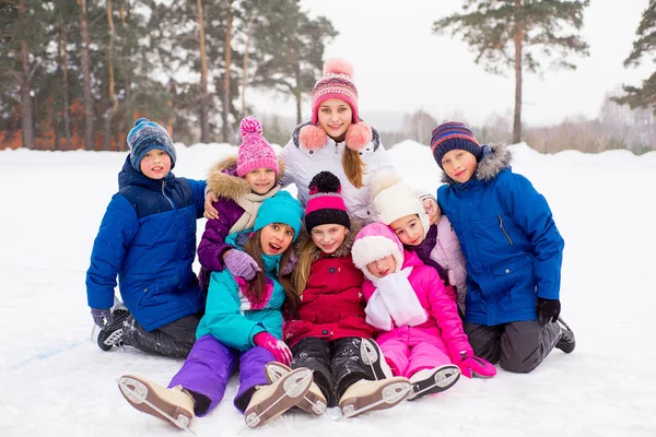 Groupe d'enfants assis sur la glace — Photo