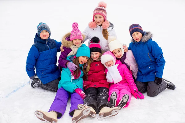 Gruppo di bambini seduti sul ghiaccio — Foto Stock