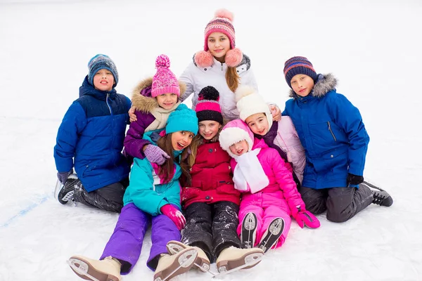 Група дітей, що сидять на льоду — стокове фото