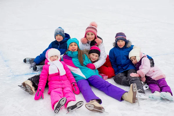 Grupp av barnen sitter på isen — Stockfoto