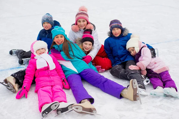 Groupe d'enfants assis sur la glace — Photo