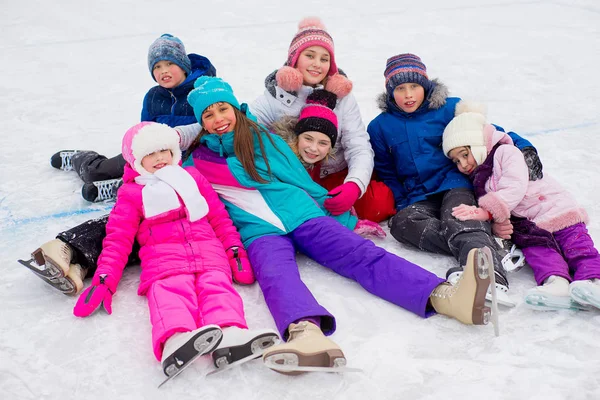 Група дітей, що сидять на льоду — стокове фото
