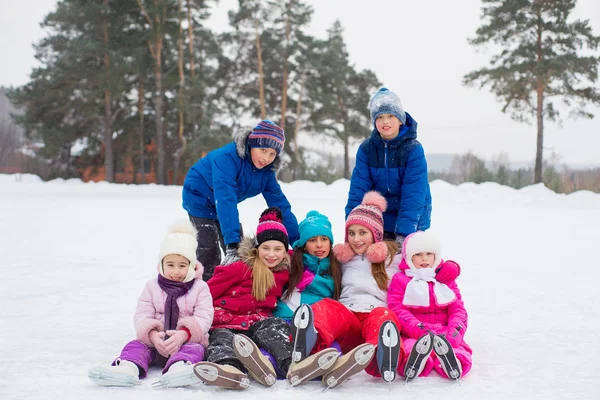 Gruppo di bambini seduti sul ghiaccio — Foto Stock