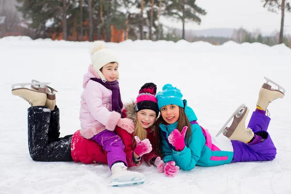 Grupp barn liggande på isen — Stockfoto