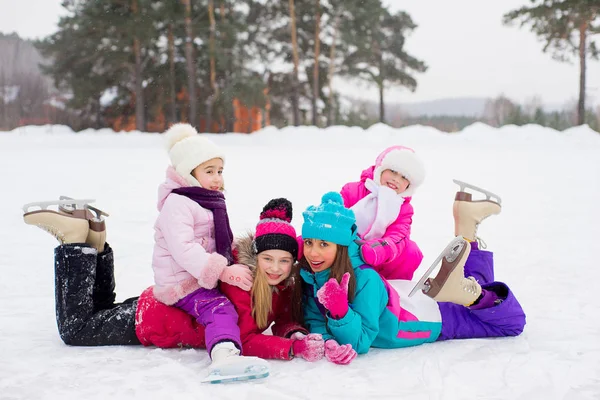 Groep van kinderen liggend op het ijs — Stockfoto