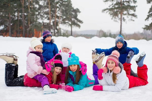 Grupy dzieci leżąc na lodzie — Zdjęcie stockowe