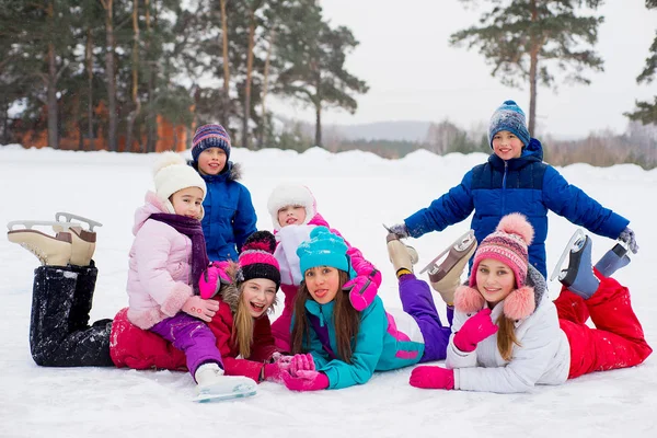 Grupp barn liggande på isen — Stockfoto