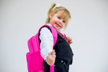 Çantanı ile genç kız öğrenci portresi