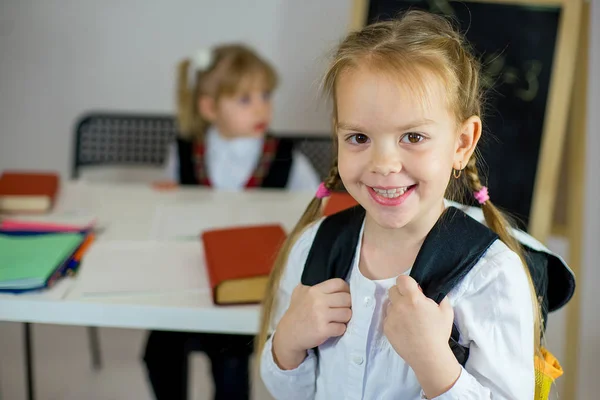 Retrato de colegiala joven con mochila — Foto de Stock