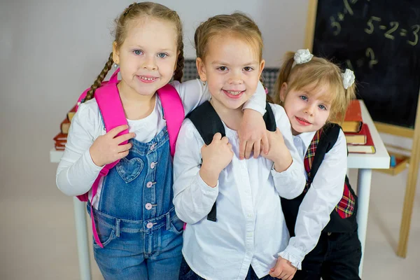 Tres colegialas jóvenes — Foto de Stock