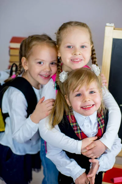 Tres jóvenes colegialas cerca de la pizarra — Foto de Stock