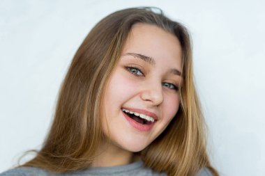 Genç kız izole beyaz arka plan üzerinde poz