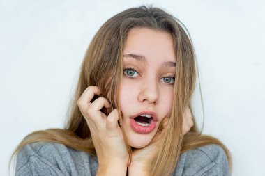 Genç kız izole poz duygusal