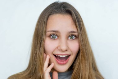 Genç kız izole beyaz arka plan üzerinde poz