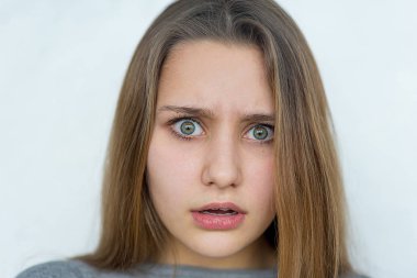 Genç kız izole poz duygusal