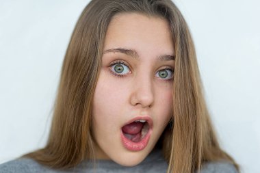 Genç kız izole poz duygusal