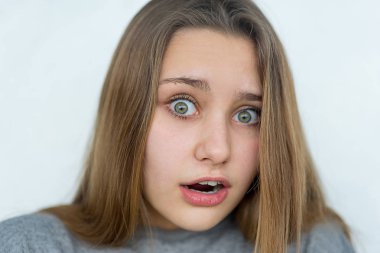 Genç kız izole poz duygusal