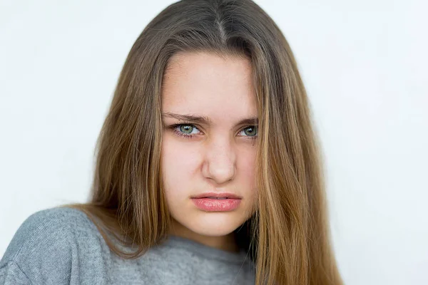 Teenager Mädchen emotional posiert isoliert — Stockfoto