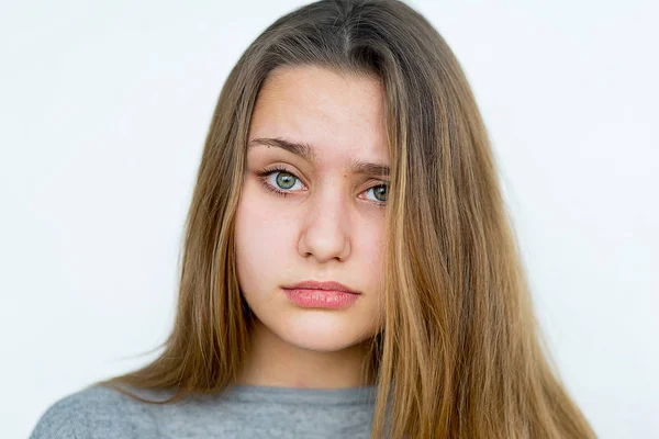 Adolescente chica emocional posando aislado —  Fotos de Stock