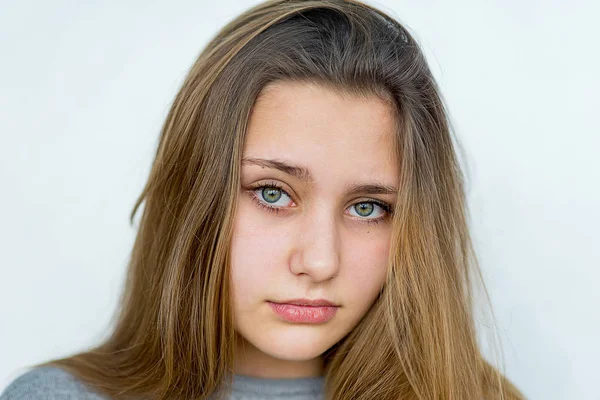Adolescente menina emocional posando isolado — Fotografia de Stock