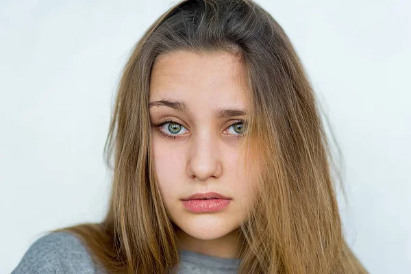 Adolescente chica emocional posando aislado — Foto de Stock