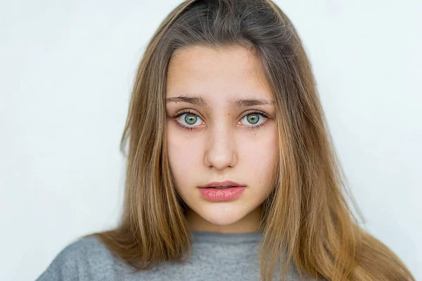 Tonåring flicka känslomässiga poserar isolerade — Stockfoto