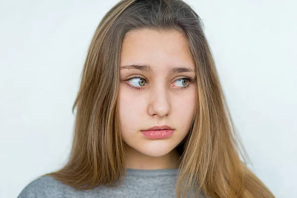 Teenager Mädchen emotional posiert isoliert — Stockfoto