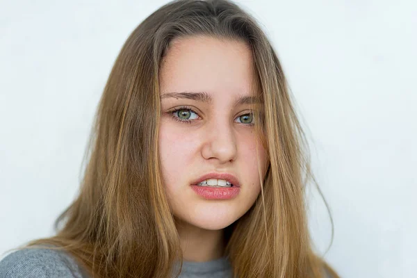 Adolescenta fata emotionala pozand izolat — Fotografie, imagine de stoc