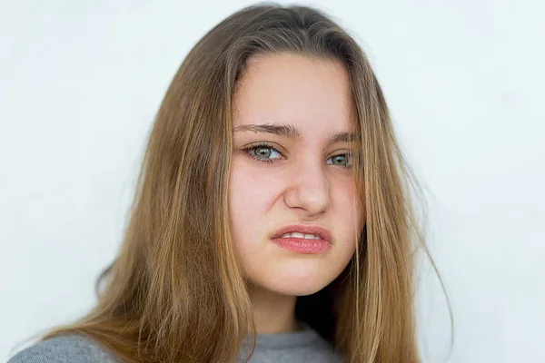Ragazza adolescente posa emotivo isolato — Foto Stock