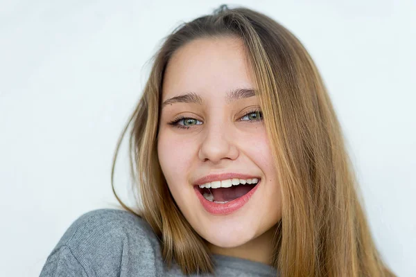 Menina adolescente posando no fundo branco isolado — Fotografia de Stock