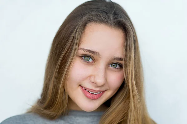 Teenager girl posing on white background isolated — Stock Photo, Image